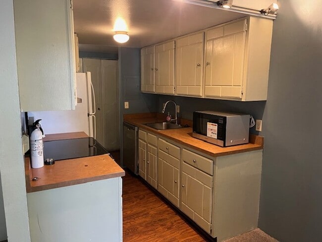 Building Photo - Spanish Towers 2 bed/1bath