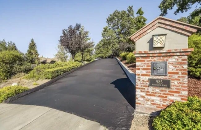 Building Photo - 985 Woodview Pl