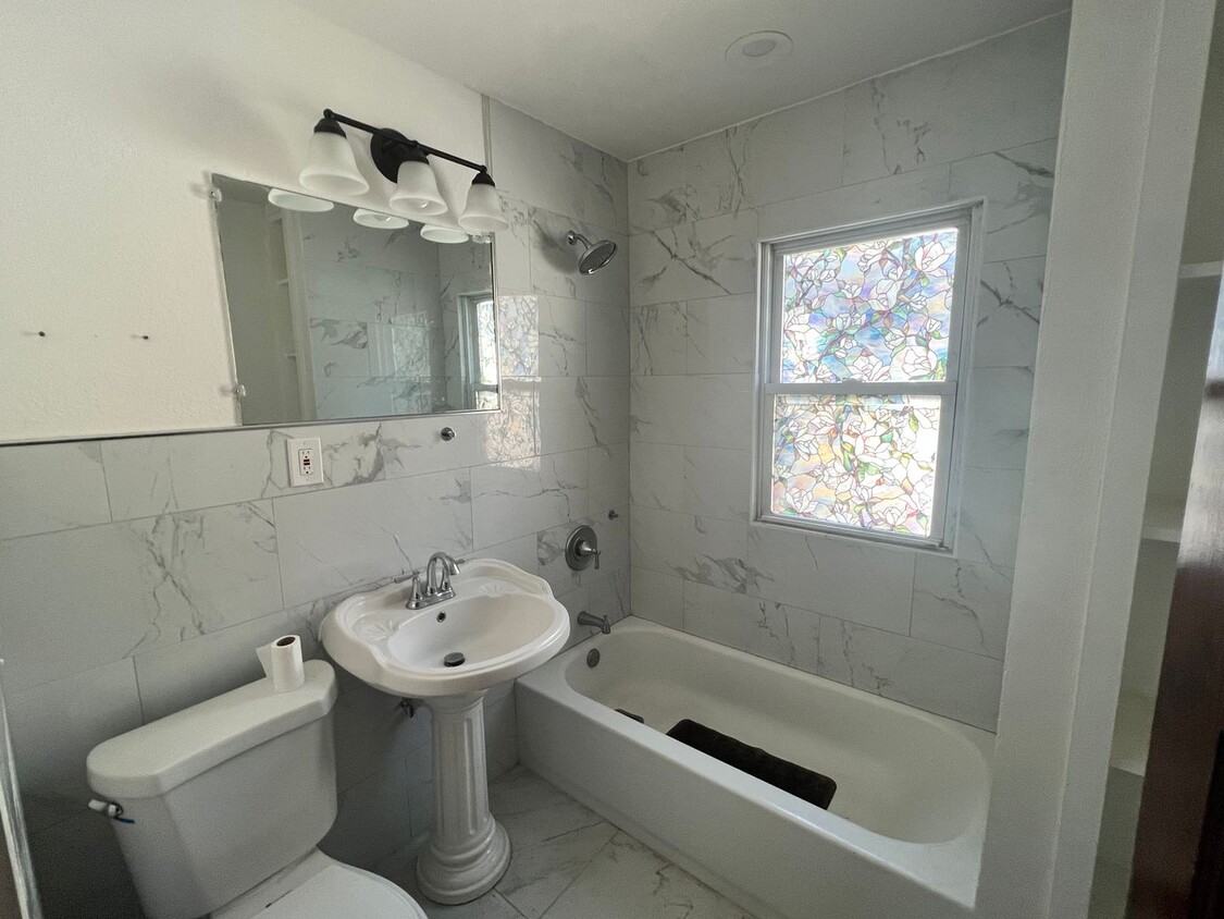 Primary Photo - 4 Bed 2 Bath Single Family Home Available!