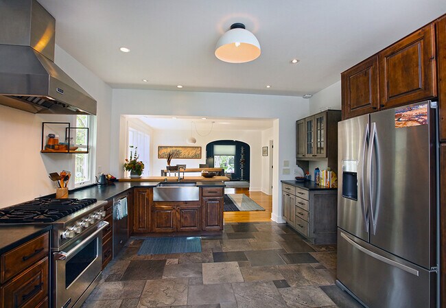 Building Photo - 416 W Olive St