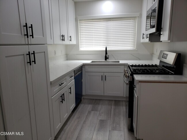 Foto del edificio - 13520 Village Dr