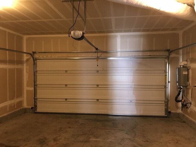 Building Photo - ONE MONTH FREE OF RENT!! Well Maintained, High Ceilings, Bonus Room, Great Location!