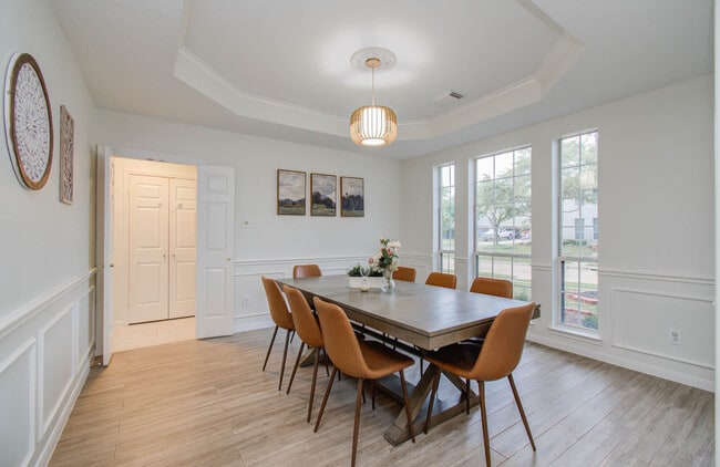 Building Photo - 15627 Twisting Springs Dr