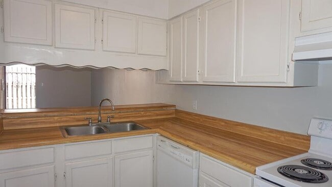 Building Photo - 734 Legion Dr