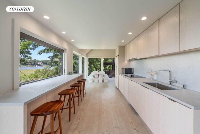 Foto del edificio - 590 Haywaters Dr