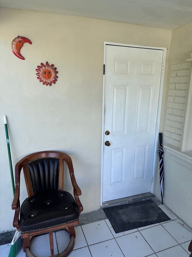 Building Photo - Studio in North Miami Beach Includes Utilities/ Estudio en North Miami Beach Incluye servicios pú...