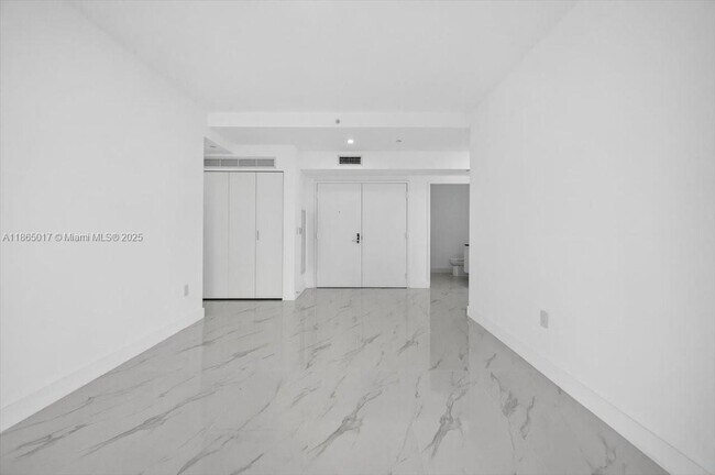 Foto del edificio - 700 NE 24th St