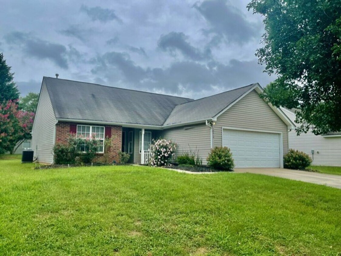 Primary Photo - Must see this Adorable 3 bedroom 2 bath 2 ...