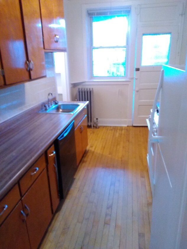 Kitchen - 6306 N Lakewood Ave