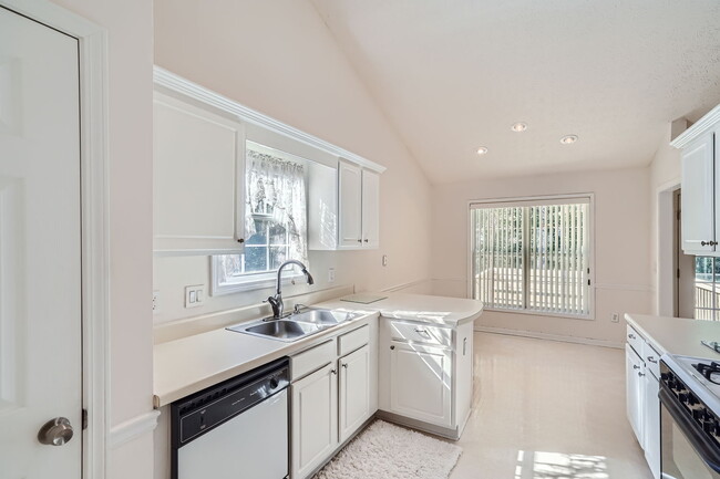 Kitchen - 1423 Brookside Manor Ct