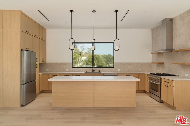 Foto del edificio - 1931 Sunset Plaza Dr