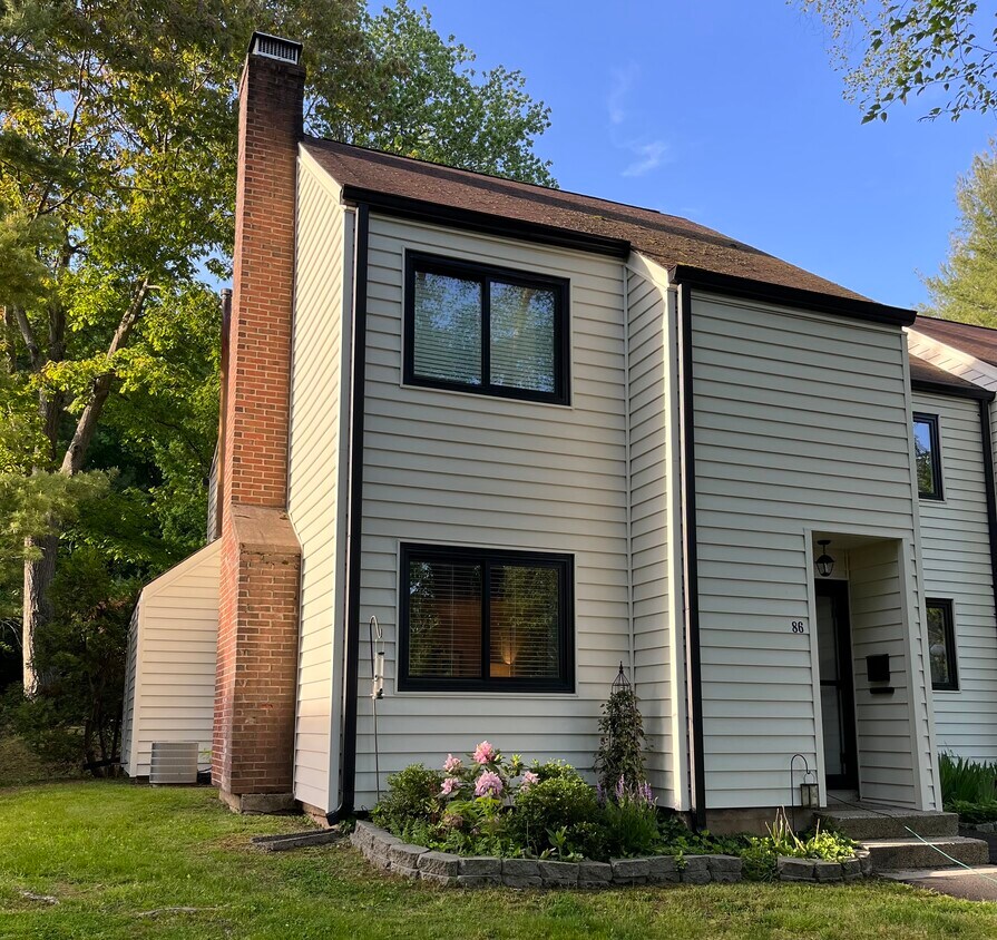 End unit townhouse condo - 86 Hampton Park