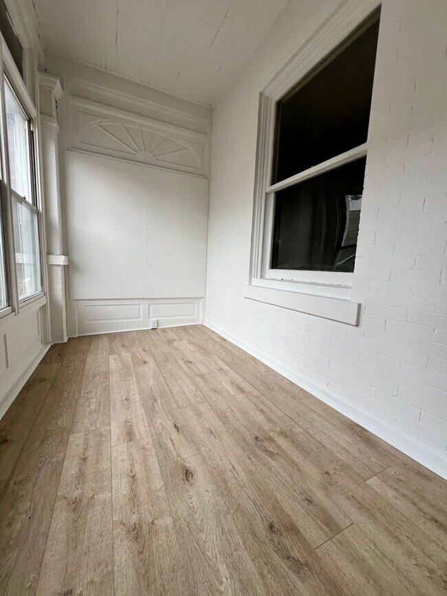 Foto del edificio - Newly Renovated 3-Bedroom Townhouse in Elm...