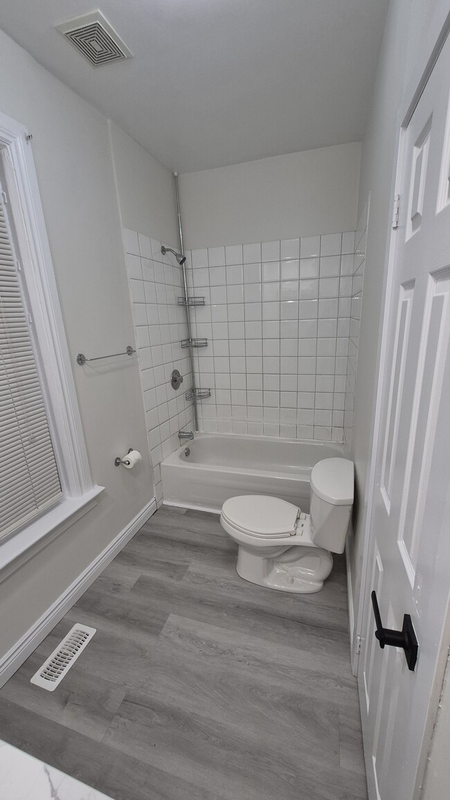 Building Photo - 220 Mary St N