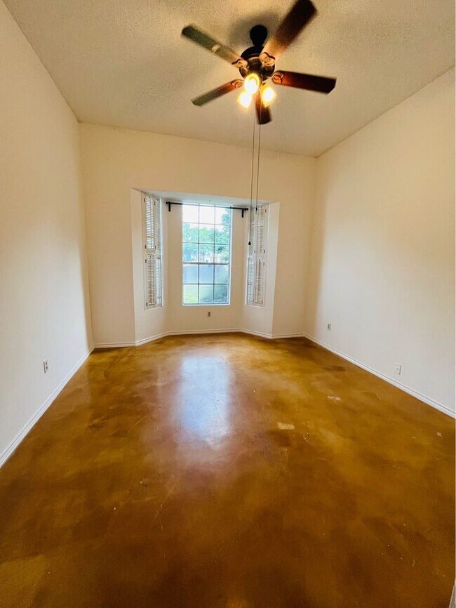 Foto del edificio - 2301 Spring Wagon Ln