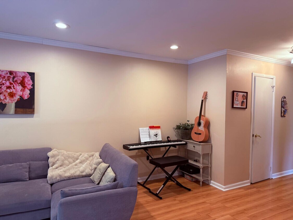 Foto principal - 64 Hampshire Dr