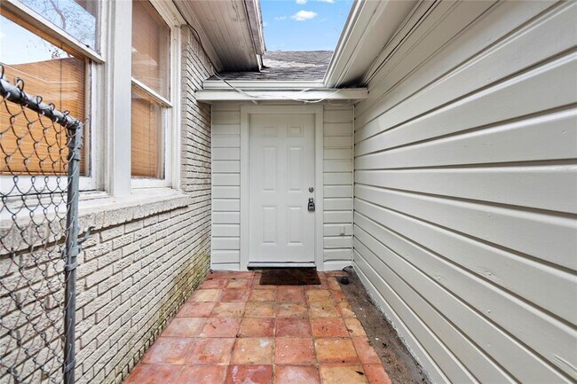 Building Photo - 2216 Truxillo St