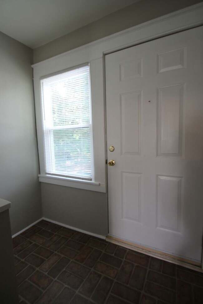 Foto del edificio - Exclusively Offered by Muse Realty LLC