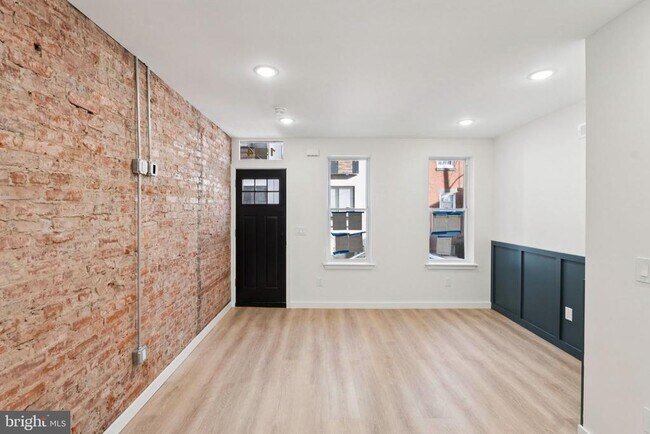 Building Photo - 1544 S Bambrey St