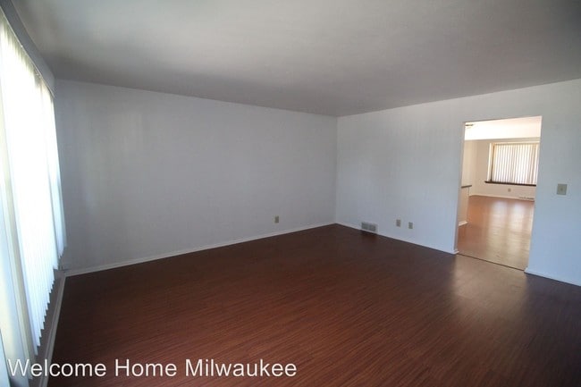 Building Photo - 10721-10723 W Wren Ave