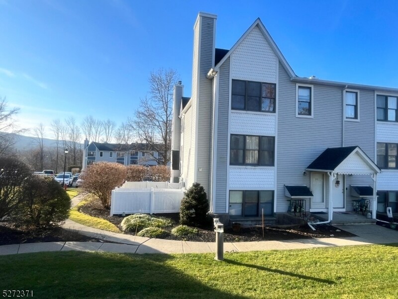Primary Photo - 60 Burlington Ct