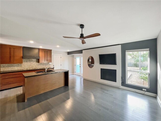 Foto del edificio - 5707 Lewood Dr