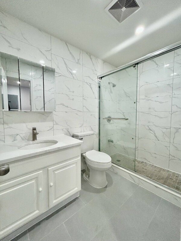Foto del edificio - 2740 Bath Ave