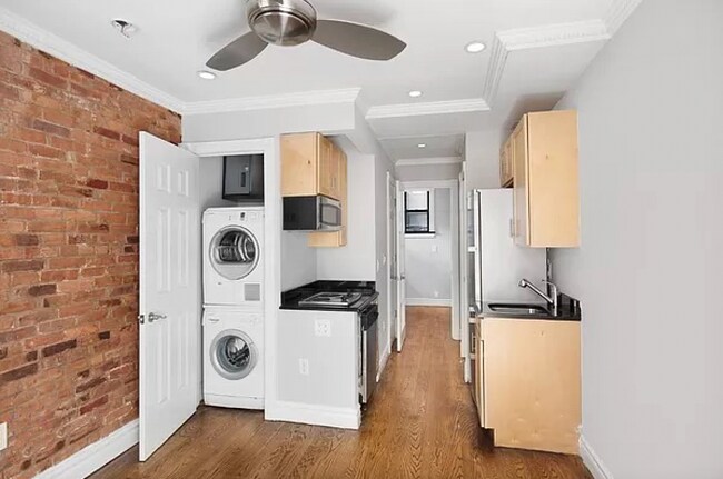 Foto del edificio - 439 W 50th St