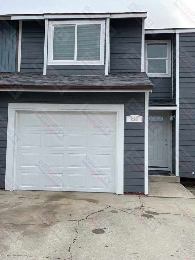 Foto principal - 3 bedroom Remodeled Townhome