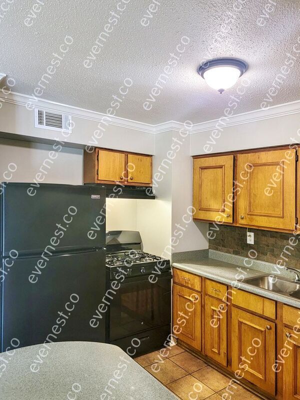 Building Photo - 2505 Hillcrest Cir