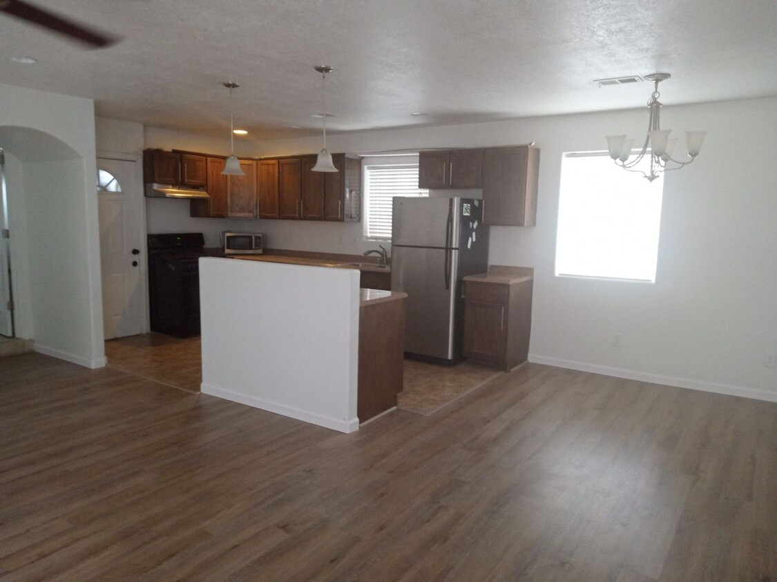 Foto principal - AVAILABLE NOW- 2 Bed 1 Bath - 1300 sq ft -...