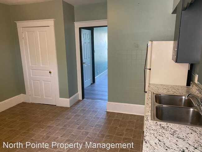 Building Photo - 1 br, 1 bath House - 624 E. King St. Apt. 4