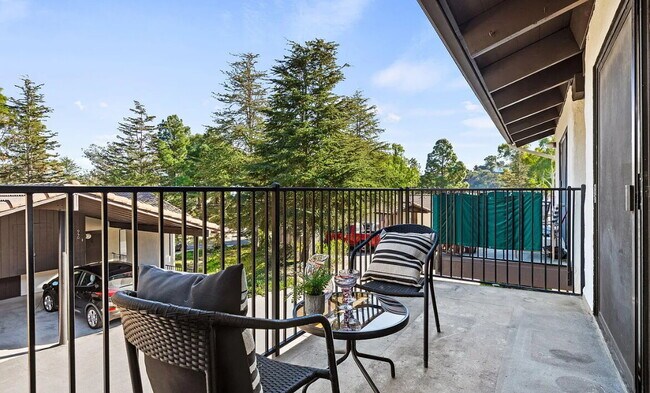 Foto del edificio - This sweet 1-BD, 1-BA condo is in the Sant...