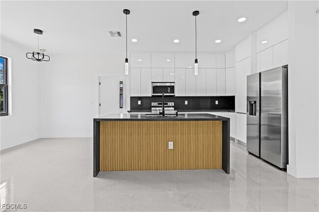 Foto del edificio - 620 Raintree St E