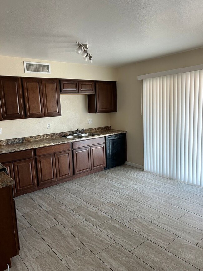 Building Photo - Peoria 2 bed/2 bath house
