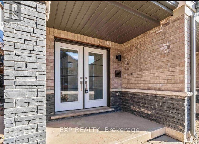 Building Photo - 8 Norwich Cres