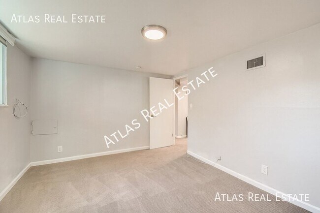 Building Photo - Lovely lower level duplex in the Universit...