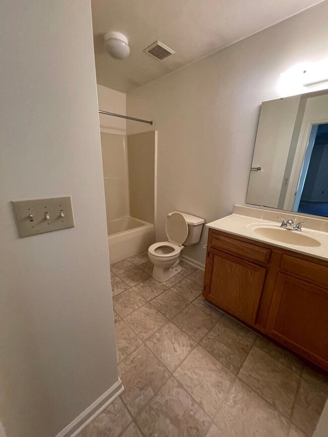 Building Photo - 4 Bedroom 2 Bath Apartment Top Floor