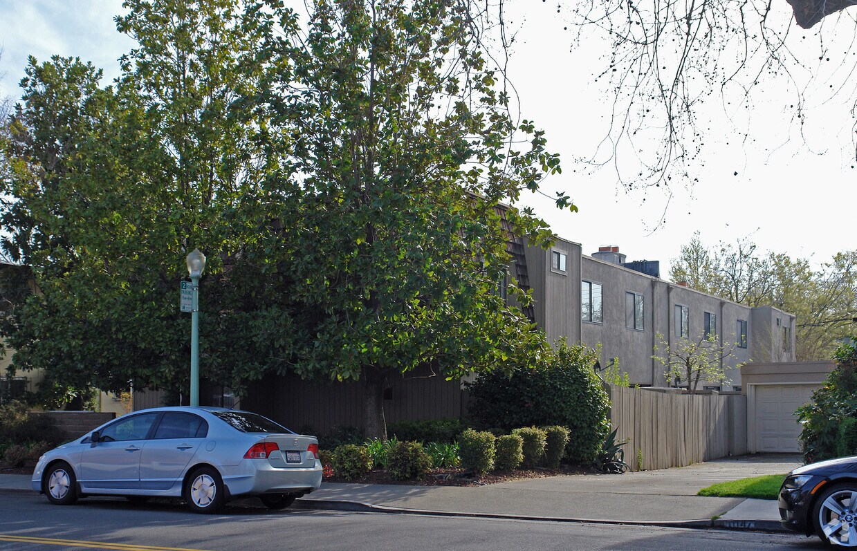 Building Photo - 1043 39th St