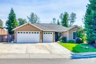 Building Photo - 2085 Hedgerow Ave