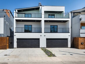 Building Photo - Modern Munger Place townhome with city sky...