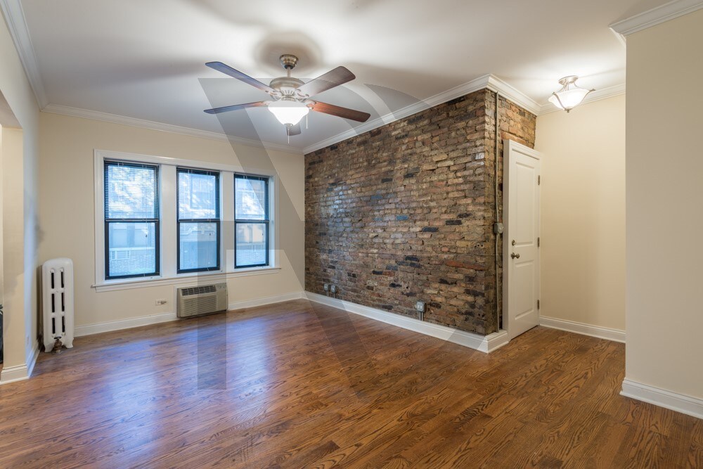 Primary Photo - 744 W Addison St