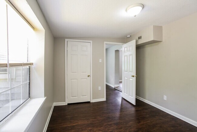 Building Photo - 10406 Pinehurst Dr