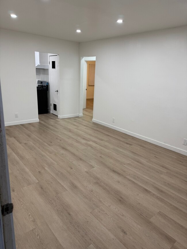 Building Photo - 10934 Charnock Rd