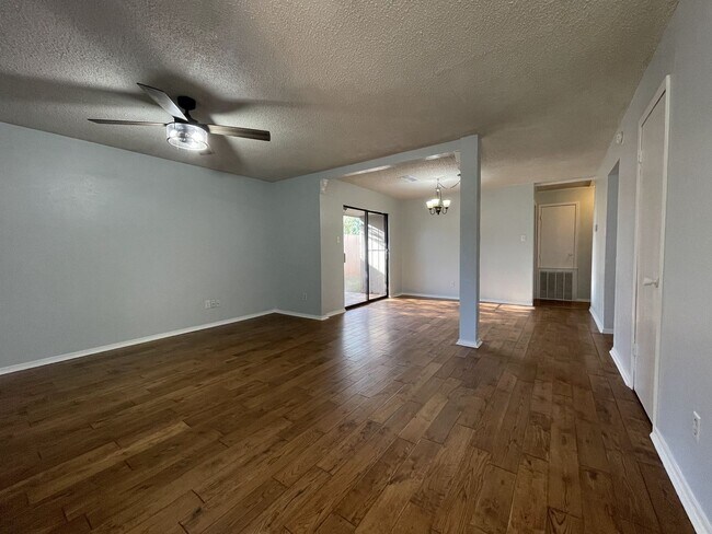 Foto del edificio - Spacious Snyder Home: 3 Beds, 2 Baths, 2-Car Garage & Cozy Carpeted Bedrooms!