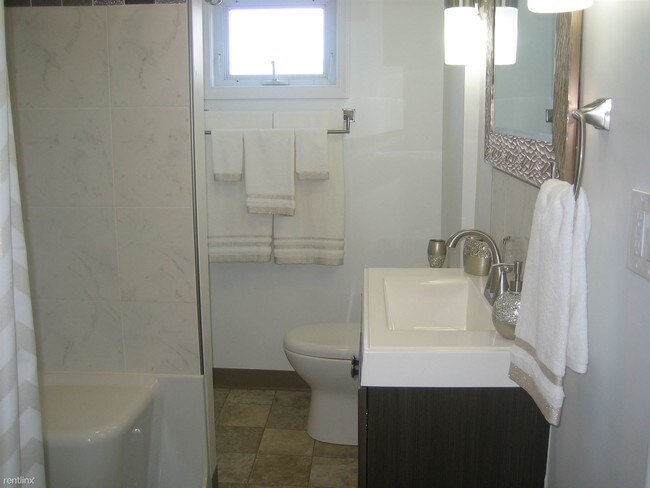 Building Photo - 2 br, 1 bath 4plex - 4 Apple Ave CALLS ONL...