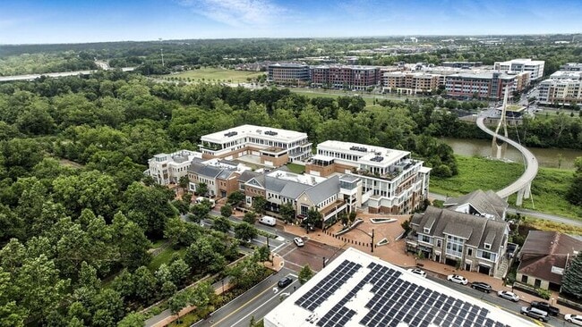 Building Photo - 105 N Riverview St