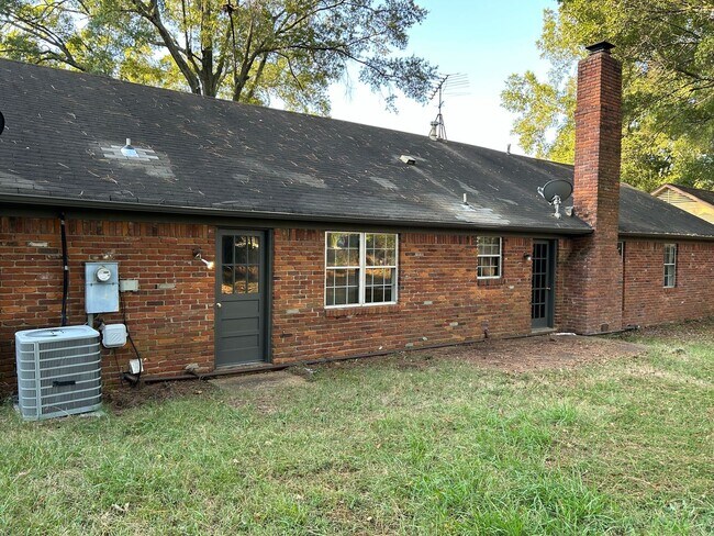 Building Photo - 842 Farmington Dr N