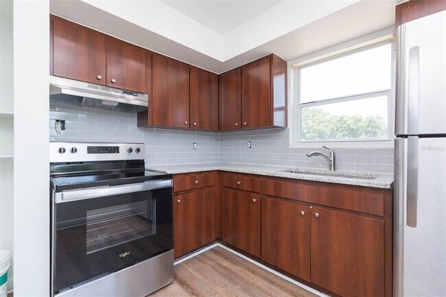 Foto del edificio - 8510 N Tampa St