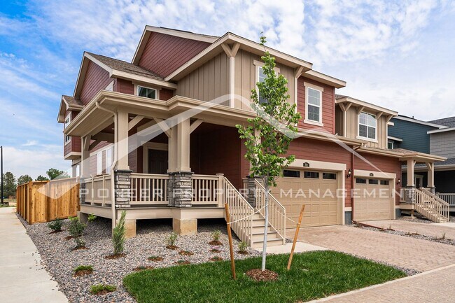 Building Photo - Charming Townhouse with Washer/Dryer and G...